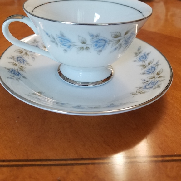 Lennold Fine Bone China Cup and Saucer - Picture 3 of 7